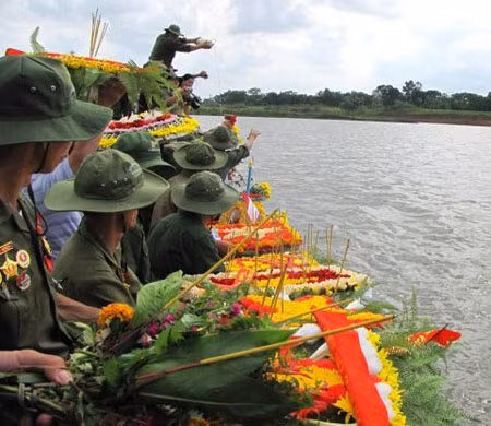 Thả hoa tưởng nhớ những người con đã hy sinh vì Tổ quốc trên sông Thạch Hãn.