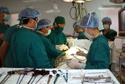 Các bác sĩ Bệnh viện 19-8 đang tiến hành nội soi lấy thận để ghép.