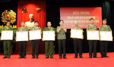 Trung tướng Đặng Văn Hiếu, Ủy viên TW Đảng, Thứ trưởng Bộ Công an trao Bằng khen của Thủ tướng Chính phủ tặng các tập thể và cá nhân có thành tích xuất sắc.