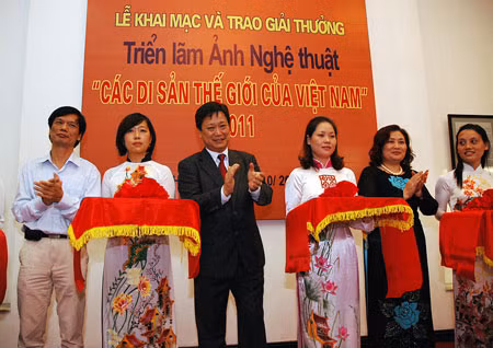 Đúng 16h30 ngày 10/10, Thứ trưởng Bộ VH-TT và Du Lịch cắt băng khai mạc triển lãm.
