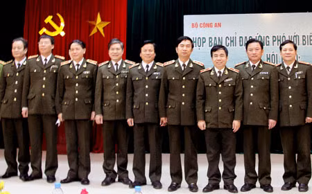 Thứ trưởng Đặng Văn Hiếu với các thành viên Ban Chỉ đạo Ứng phó với biến đổi khí hậu, phòng chống lụt bão và tìm kiếm cứu nạn Bộ Công an.