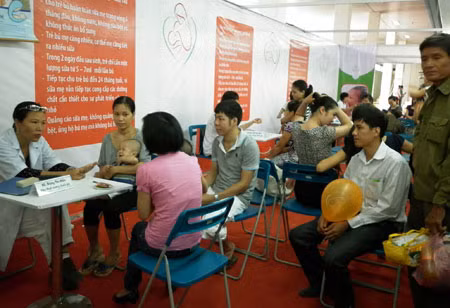 Các ông chồng cũng chăm chú lắng nghe.