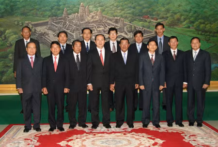 Thủ tướng Campuchia Samdech Hun Sen cùng Bộ trưởng Trần Đại Quang và các thành viên Đoàn đại biểu cấp cao Bộ Công an Việt Nam. Ảnh: Duy Hiển.