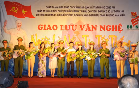 Lãnh đạo Tổng cục Cảnh sát quản lý hành chính về TTATXH trao giải cho các tập thể, cá nhân tại cuộc giao lưu.