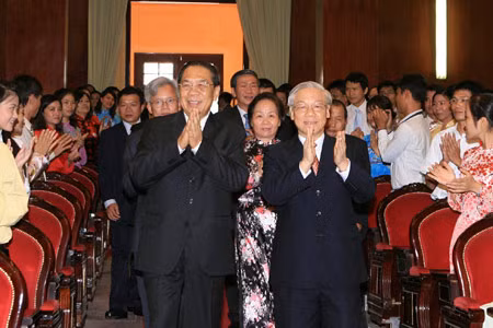 Tổng Bí thư, Chủ tịch nước CHDCND Lào Chum-ma-ly Xay-nha-xỏn, Tổng Bí thư Nguyễn Phú Trọng và các đại biểu tại Học viện. Ảnh: TTXVN.