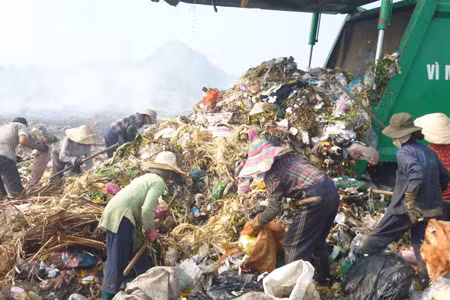 Mưu sinh bất chấp hiểm nguy.