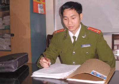 Đại úy Nguyễn Thành Trung đang nghiên cứu hồ sơ vụ án.