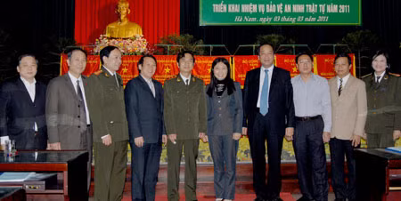 Trung tướng Đặng Văn Hiếu, Ủy viên TW Đảng, Thứ trưởng Bộ Công an cùng các đại biểu dự hội nghị.