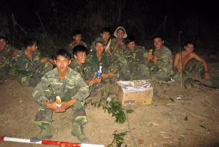 Tranh thủ ăn tạm bánh mì và uống nước để tiếp tục chữa lửa giữa đêm khuya.