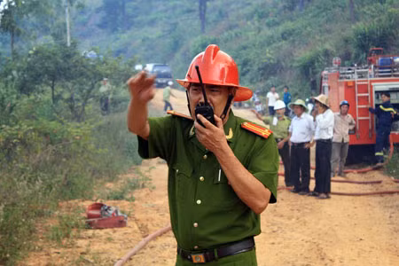 Trung tá Đinh Xuân Khiếc, Đội phó Đội PCCC Hòa Khánh (thuộc Phòng Cảnh sát PCCC Công an TP Đà Nẵng) chỉ đạo trực tiếp công tác chữa cháy.