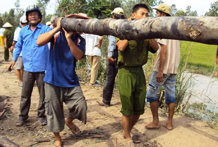 Công an tỉnh Đồng Tháp và người dân nỗ lực hộ đê, cứu lúa.