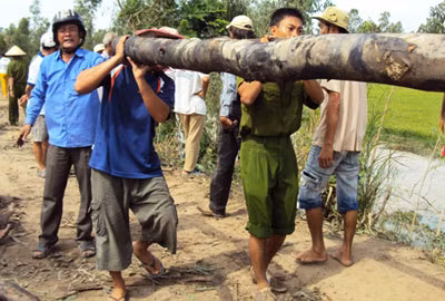 Công an tỉnh Đồng Tháp và người dân nỗ lực hộ đê, cứu lúa.