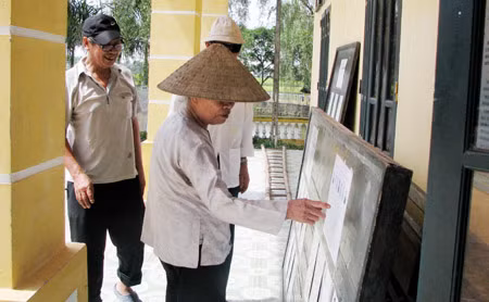 Khu vực bỏ phiếu số 4, thôn Lại Đà, xã Đông Hội, huyện Đông Anh có nhiều cử tri đến tìm hiểu thông tin.