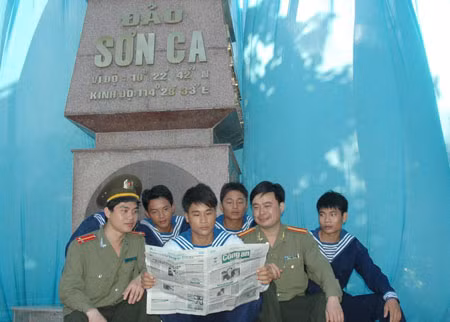 Chiến sỹ đảo Sơn Ca (quần đảo Trường Sa) với Báo CAND.