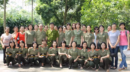 Đoàn công tác của Hội Phụ nữ Văn phòng Bộ Công an trong chuyến về nguồn.