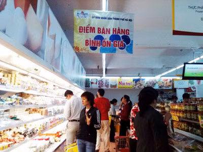 Hà Nội sẽ tăng các điểm bán hàng bình ổn giá tại các khu công nghiệp, xã ngoại thành chứ không chỉ tập trung tại các siêu thị. Ảnh minh họa.