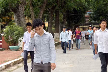 Chỉ cần mang điện thoại vào phòng thi, thí sinh đã bị xử lý. Ảnh chỉ mang tính chất minh hoạ.