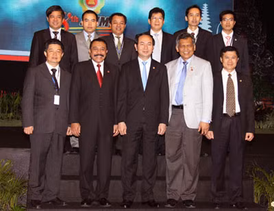 Bộ trưởng Trần Đại Quang và Đoàn đại biểu Việt Nam với Tổng Thư ký ASEAN Surin Pitsuwan và Chủ tịch AMMTC 8. Ảnh: Công Gôn.