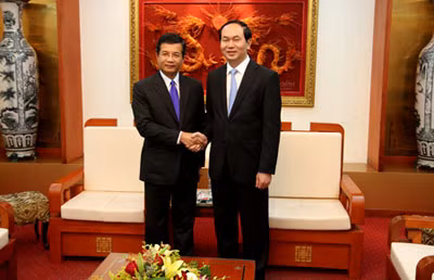 Bộ trưởng Trần Đại Quang, đồng chí Đại sứ Sổngphon Sỉchạlơn tại buổi tiếp.