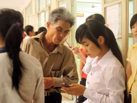 Một người cha đang dặn dò con gái.