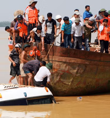 Phóng viên ghi lại hình ảnh vụ chìm xe khách tại Hà Tĩnh và cảnh khai thác gỗ sau lũ tại sông Vu Gia (Quảng Nam).