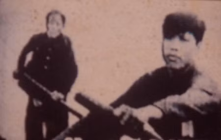 Lại Tấn Chuyên cùng mẹ Suốt trên chiếc đò ngang huyền thoại.