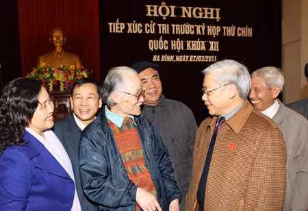 Tổng Bí thư, Chủ tịch Quốc hội Nguyễn Phú Trọng tiếp xúc cử tri quận Ba Đình. Ảnh: TTXVN.