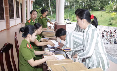 Các phạm nhân được đặc xá.