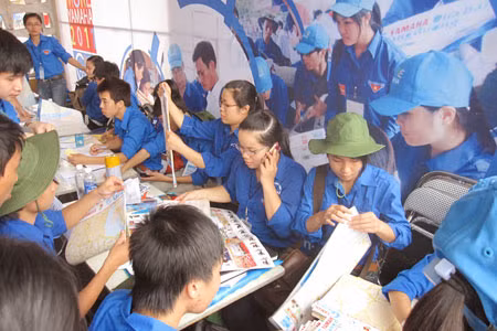 Bóng áo xanh tình nguyện phủ kín các bến xe, ga tàu.