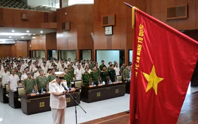 Đại diện đơn vị mới thành lập tuyên thệ trước cờ.