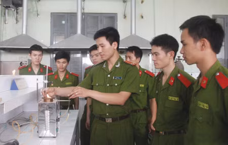 Sinh viên ĐH PCCC tiến hành thí nghiệm phòng cháy, chữa cháy.