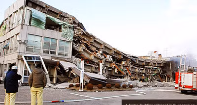 Một nhà xưởng bị đổ sập ở Fukagawa. Ảnh: AFP.