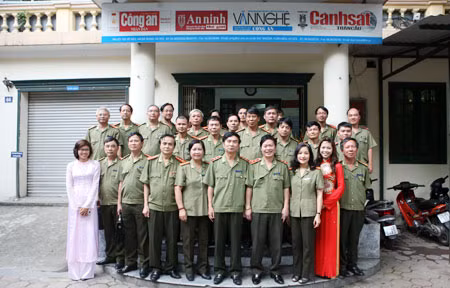 Thứ trưởng Đặng Văn Hiếu chụp ảnh lưu niệm với CBCS, phóng viên, biên tập viên Báo CAND. Ảnh: Trang Dũng.