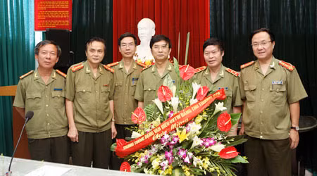 Thay mặt Đảng uỷ Công an TW, lãnh đạo Bộ Công an, Thứ trưởng Đặng Văn Hiếu tặng Ban Biên tập Báo CAND lẵng hoa thể hiện tình cảm và sự tin cậy. Ảnh: Trang Dũng.