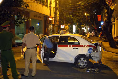 Chiếc taxi sau cú đâm thứ 2 và phải nằm “bất động” giữa ngã tư để chờ cứu hộ.