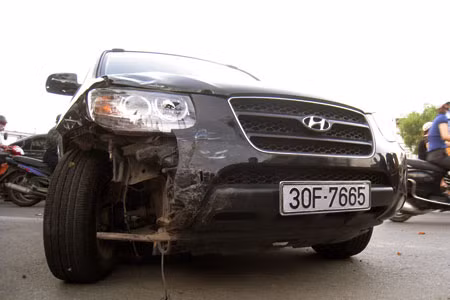 Sau 2 cú đâm liên tiếp, phần đầu chiếc Satafe bị hỏng nặng.