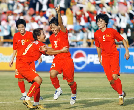 Đội tuyển bóng đá nữ Việt Nam nhiều khả năng mất cơ hội bảo vệ HC vàng ở SEA Games 2011. Ảnh: VNE.