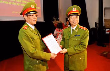 Đồng chí Phạm Quý Ngọ, Ủy viên Trung ương Đảng, Thứ trưởng Bộ Công an trao Quyết định Tổng cục trưởng cho Thiếu tướng Phan Văn Vĩnh.