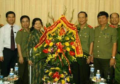 Thứ trưởng Lê Quý Vương và các đại biểu chúc mừng Ban Dân vận Trung ương. Ảnh: D.H.