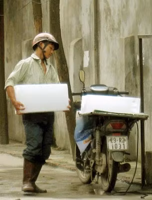 Chuyển đá cây đến khách hàng - những quán trà đá ven đường.