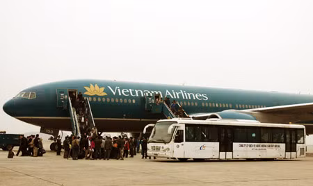 Những lao động cuối cùng về nước qua cầu hàng không của Vietnam Airlines sáng 9/3.