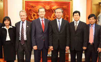 Trung tướng Trần Đại Quang, Ủy viên Bộ Chính trị, Thứ trưởng Bộ Công an Việt Nam; ngài Antony Stocks, Đại sứ đặc mệnh toàn quyền Liên hiệp Vương quốc Anh tại Việt Nam cùng các đại biểu tại buổi tiếp.
