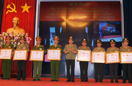 Trung tướng Lê Quý Vương - Ủy viên Trung ương Đảng, Thứ trưởng Bộ Công an tặng bằng khen cho các đơn vị đạt thành tích xuất sắc.