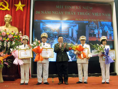 Thượng tướng Nguyễn Khánh Toàn, Thứ trưởng Thường trực Bộ Công an trao Giải thưởng Hải Thượng Lãn Ông cho các thầy thuốc.