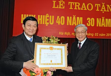 Tổng Bí thư Nguyễn Phú Trọng trao Huy hiệu 40 năm tuổi Đảng cho đồng chí Trương Tấn Sang, Ủy viên Bộ Chính trị, Thường trực Ban Bí thư. Ảnh: TTXVN.