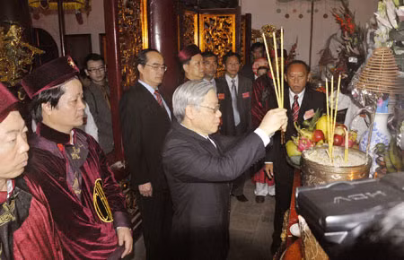 Tổng Bí thư, Chủ tịch Quốc hội Nguyễn Phú Trọng dâng hương tưởng niệm các Vua Hùng tại đền Thượng.