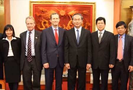 Trung tướng Trần Đại Quang, Ủy viên Bộ Chính trị, Thứ trưởng Bộ Công an Việt Nam; ngài Antony Stocks, Đại sứ đặc mệnh toàn quyền Liên hiệp Vương quốc Anh tại Việt Nam cùng các đại biểu tại buổi tiếp.