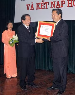 Chủ tịch Hội Nhà văn Việt Nam Hữu Thỉnh trao Giải thưởng văn học 2009 cho nhà văn Đinh Quang Tốn.