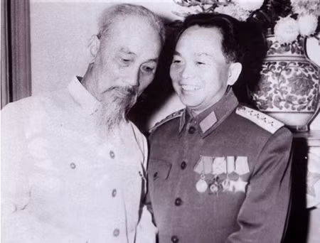 Chủ tịch Hồ Chí Minh và Đại tướng Võ Nguyên Giáp tại lễ kỷ niệm 18 năm thành lập QĐND Việt Nam (22/12/1962).