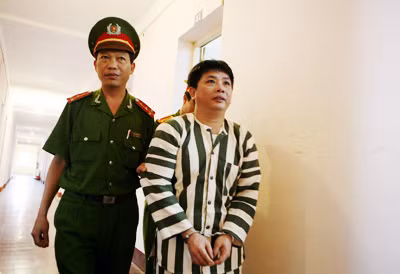 ...Trở về buồng giam.